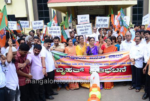 BJP stages protest 1